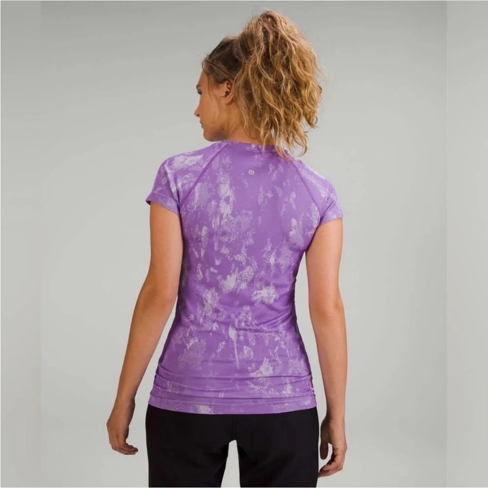 Lululemon Shadow Bloom Moonlit Magenta / Faint Lavender Swiftly Shirt - Picture 2 of 11